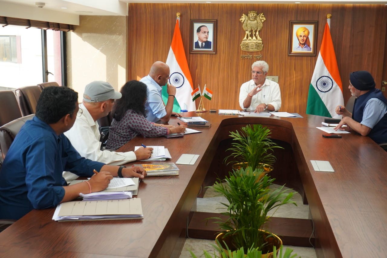 कैलाश गहलोत ने  कार्यभार संभालने के बाद सचिवों और आयुक्तों के साथ बैठक की
