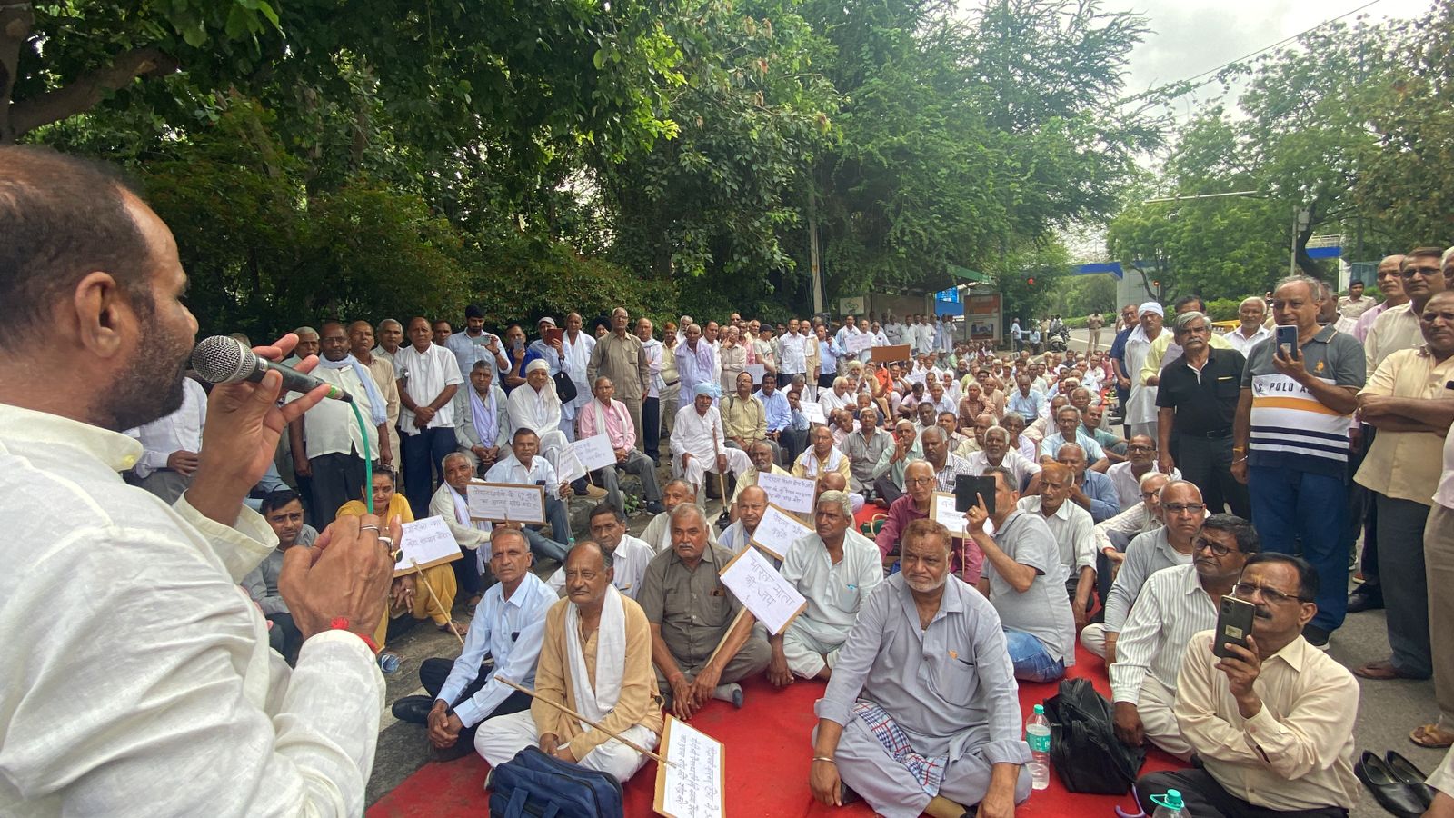 पिछले तीन महीनो से पेंशन ना मिलने के विरोध में डीटीसी पेंशनधारियों ने मुख्यमंत्री आवास पर किया विरोध प्रदर्शन