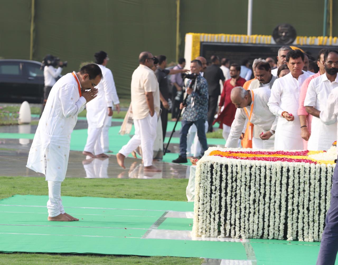 अटल बिहारी वाजपेयी की पुण्य तिथि पर महामहिम राष्ट्रपति, उप राष्ट्रपति, प्रधानमंत्री एवं अन्य गणमान्य नेताओं ने उन्हे श्रद्धांजलि अर्पित की