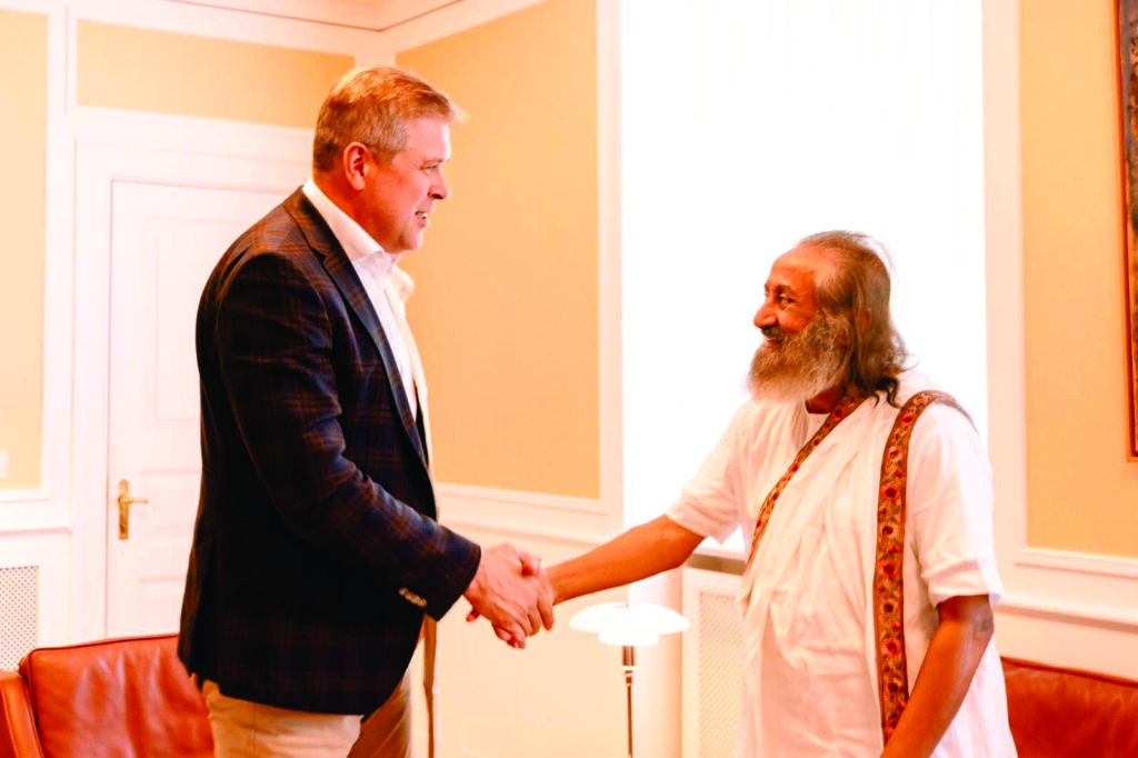 Sri Sri Ravi Shankar received by Iceland’s Prime Minister H.E. Bjarni Benediktsson in Reykjavík today..
