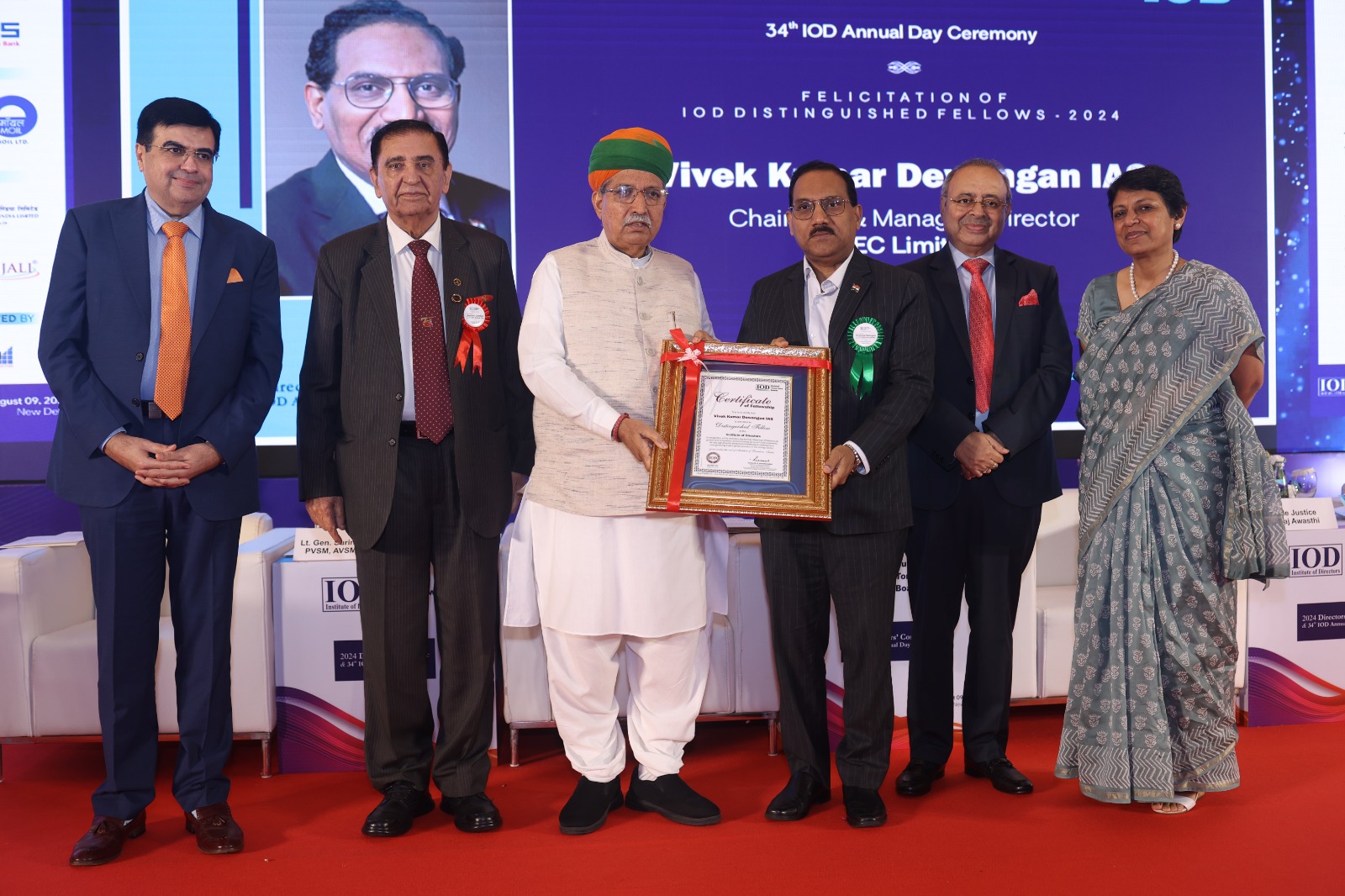Sh. Vivek Kumar Dewangan, CMD, REC receives Distinguished Fellow Award 2024 by Institute of Directors
